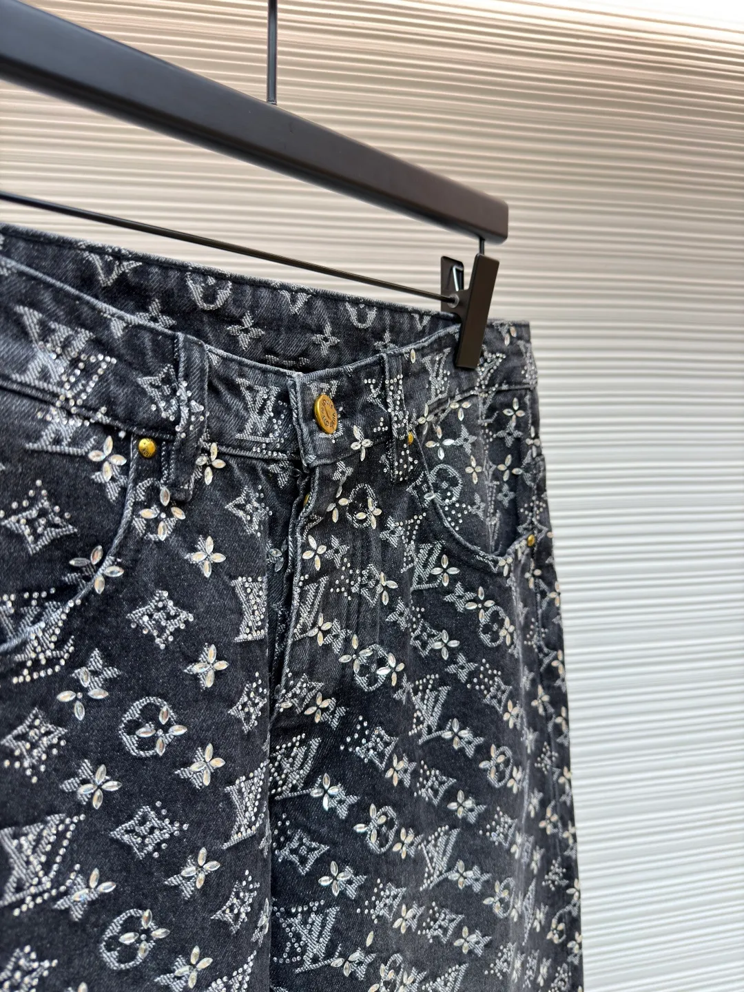 LOUIS VUITTON presbyopic rhinestone jacquard jeans ●Original version: 130000 purchased and developed ●Item number: 1681010-C10 ●Fabric: denim fabric ●Technology: jacquard rhinestone production ●Version: fitted version ●Weight: about 1050 grams ●Size: 30-32-34-36 ●Description: The fabric is sewn from denim, with a Monogram jacquard pattern printed all over, and diamond decorations using hot-drilling techniques to form the brand’s classic pattern. The waist is distressed and flocked leather, and the hardware is molded. The overall routing is straight and delicate, the fabric is comfortable and soft, and the color is consistent without color difference. It can be matched with the same style to create a fashionable look and control various occasions. Customized accessories, complete with three standards, the same style for men and women.